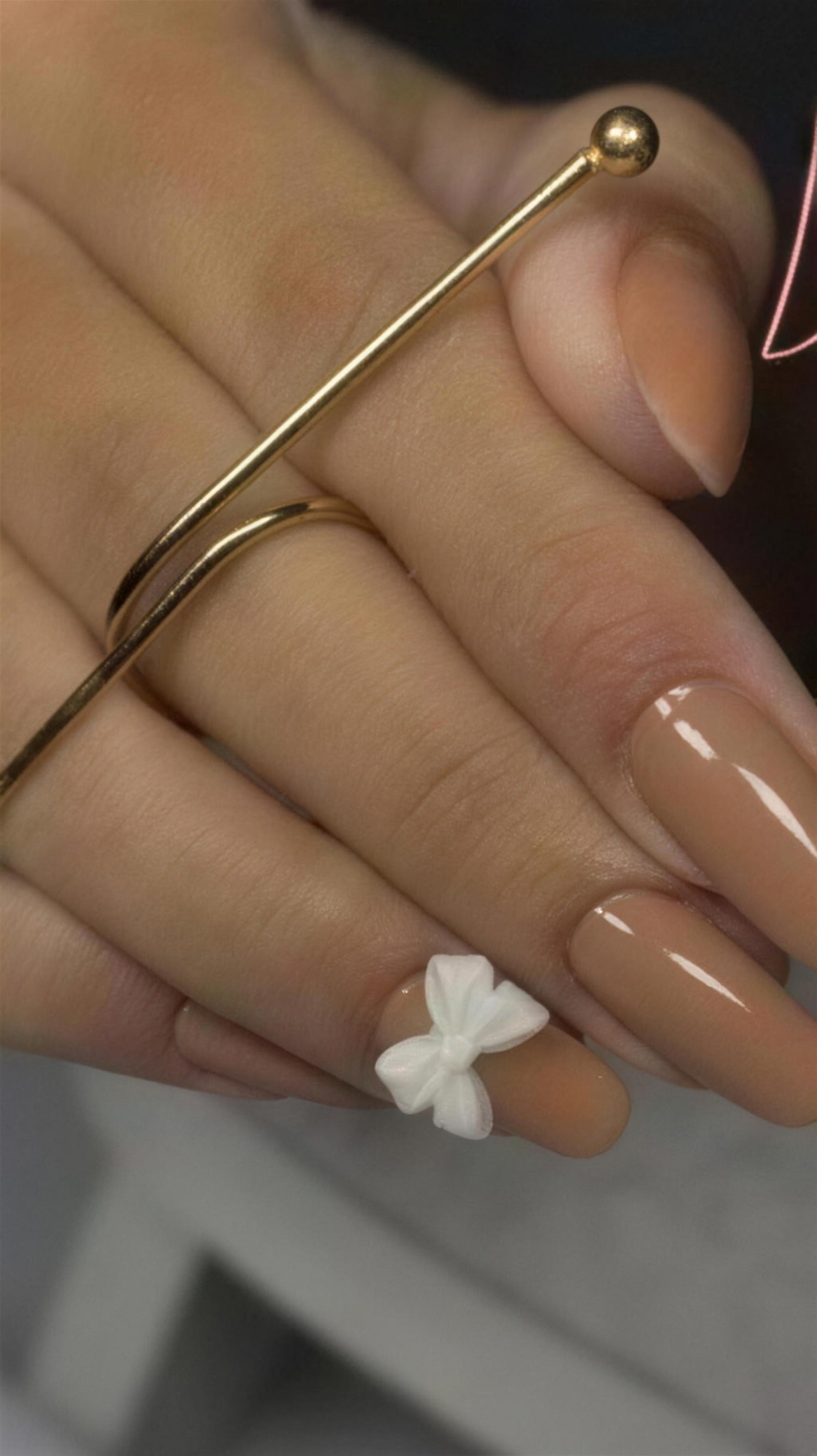 Detalhe de trabalho em unhas